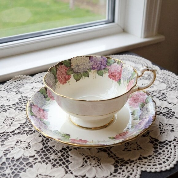 Paragon Fine Bone China Hydrangea Floral Teacup & Saucer Set With Gold Trim - Picture 2 of 6